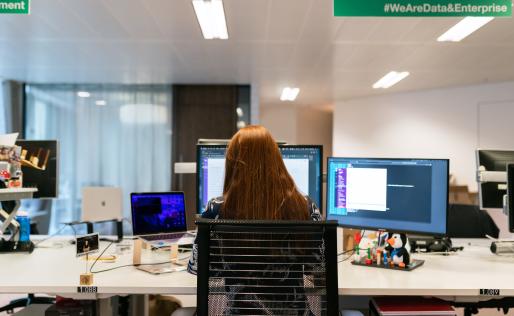 ICT werken aan bureau vrouw.